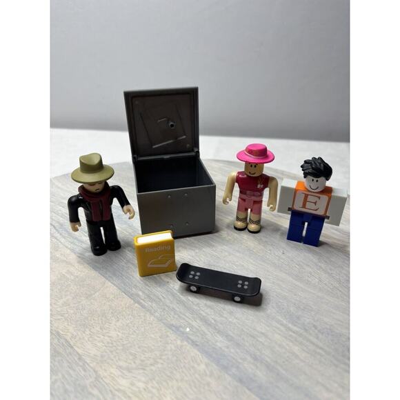 ROBLOX High School Action Figures With Accessories Skateboard, Locker, Book - Picture 1 of 4